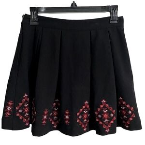Forever 21 Black Embroidered Pleated  Mini Skirt Size 27 (4)